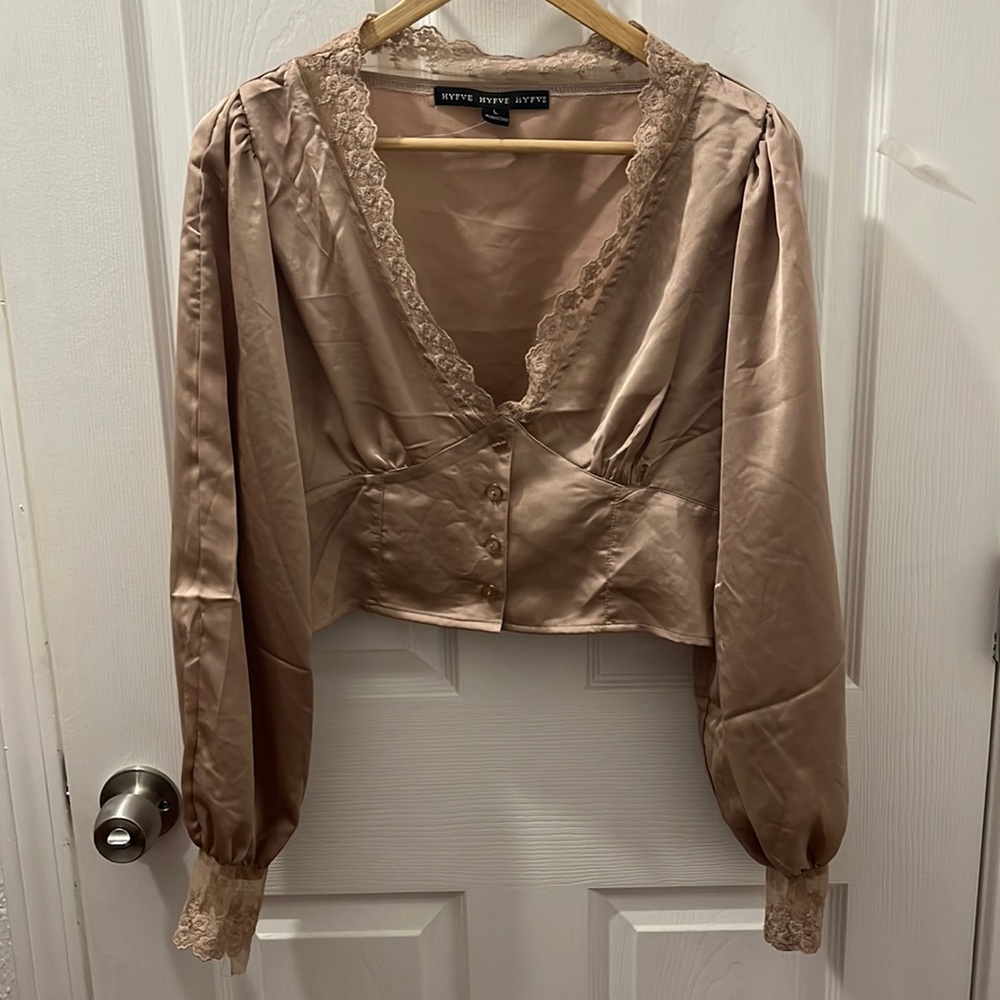 Long sleeve cropped blouse.